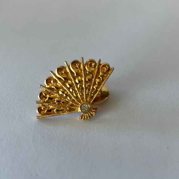 Avon Jewelry - Vintage Gold Tone Fan-Shaped Brooch